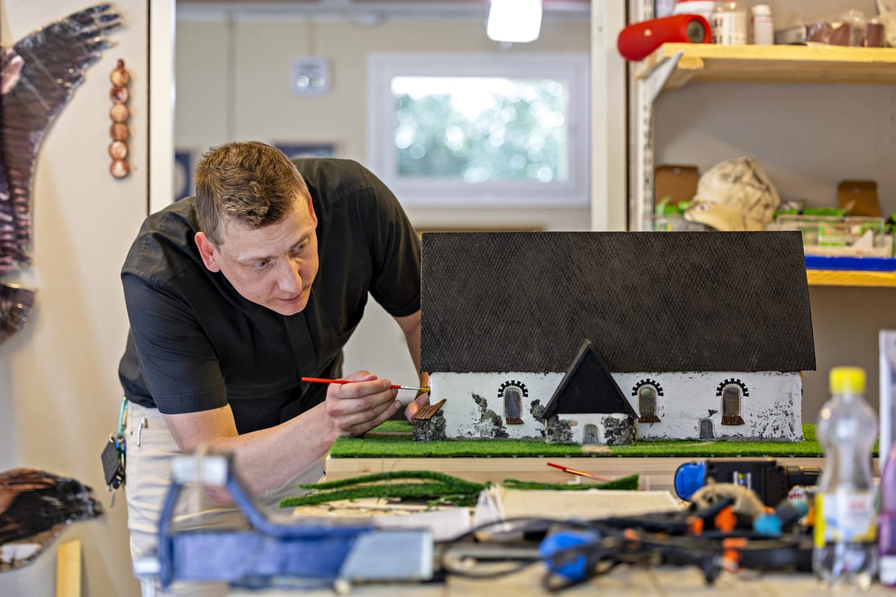 Kirkon pienoismallin mittakaava oikeaan kirkkoon verrattuna on 1:75. Apuna oikeiden mittojen laskemisessa Vihtori Leskelä käytti Isonkyrön vanhan kirkon piirustuksia.