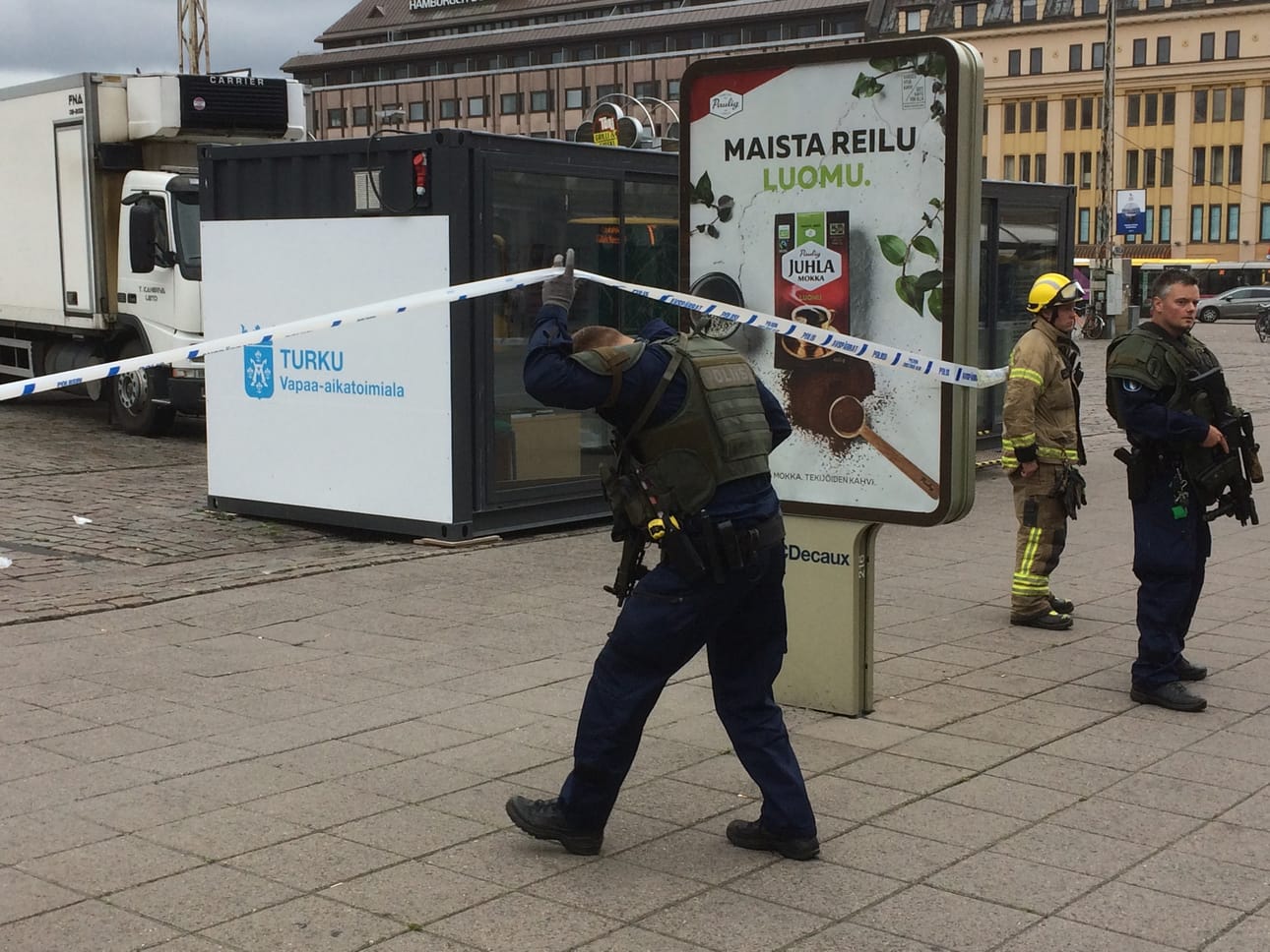 Poliisi eristi tapahtumapaikan Turun Kauppatorilla.