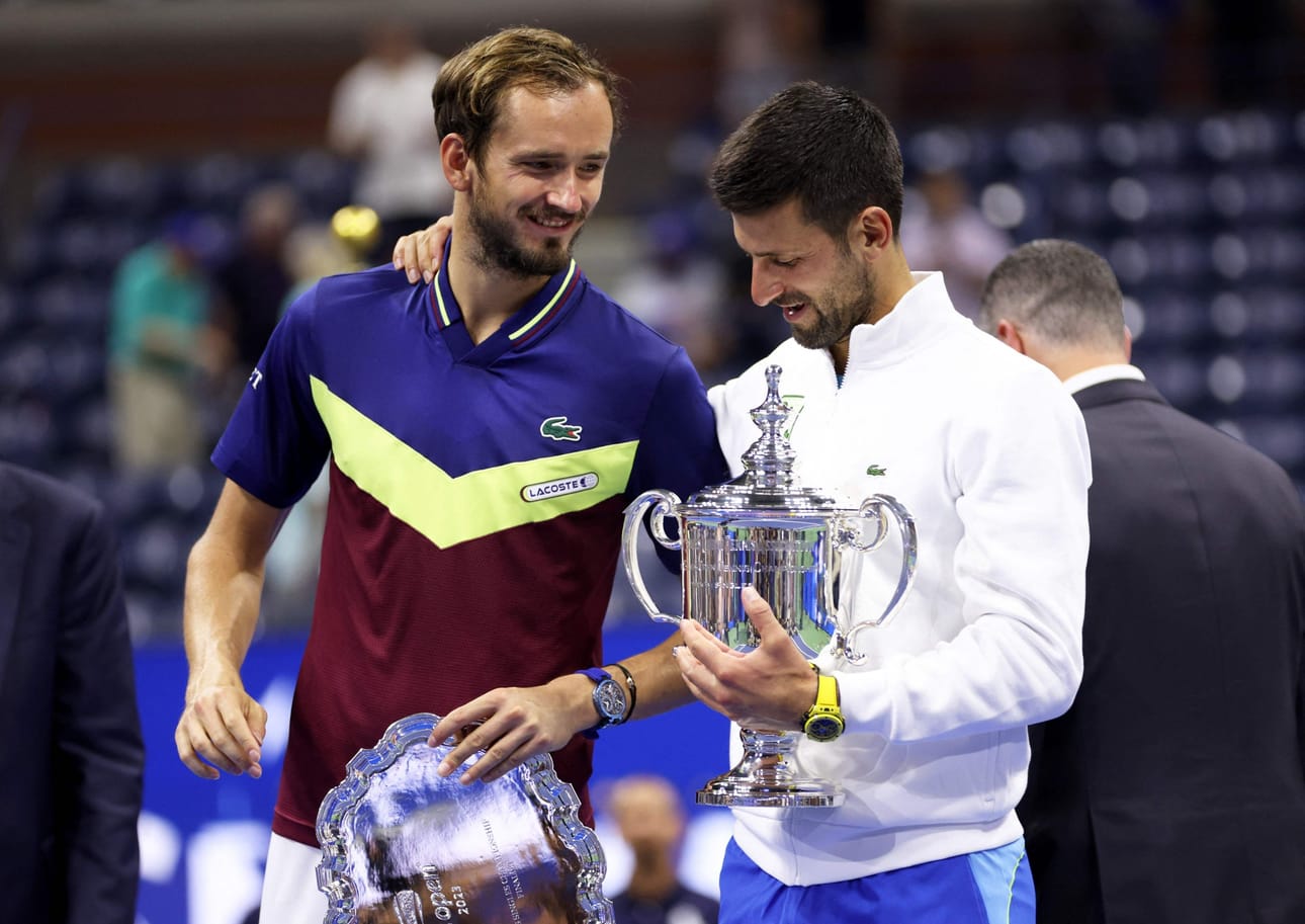 Novak Djokovic (oik.) kukisti Daniil Medvedevin Yhdysvaltain avointen loppuottelussa. Tuore mestaruus on serbitähden 24. grand slam -voitto. LEHTIKUVA/AFP