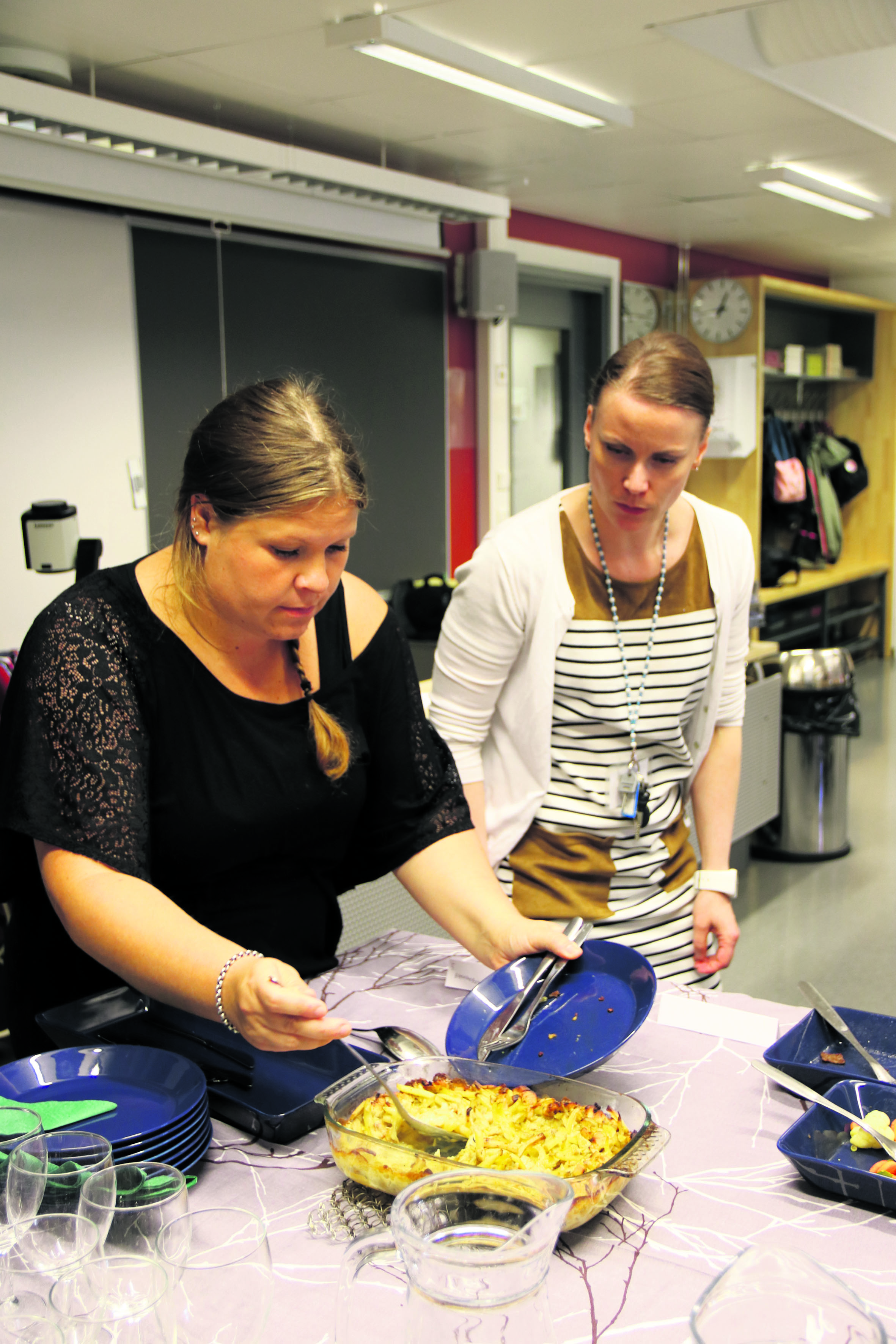 Raatiin saatiin koulun ulkopuolista osaamista ruokapalvelupäällikkö Tanja Koskelta (vas.). Myös kotitaloutta opettava Erika Reinikka istui raadissa.