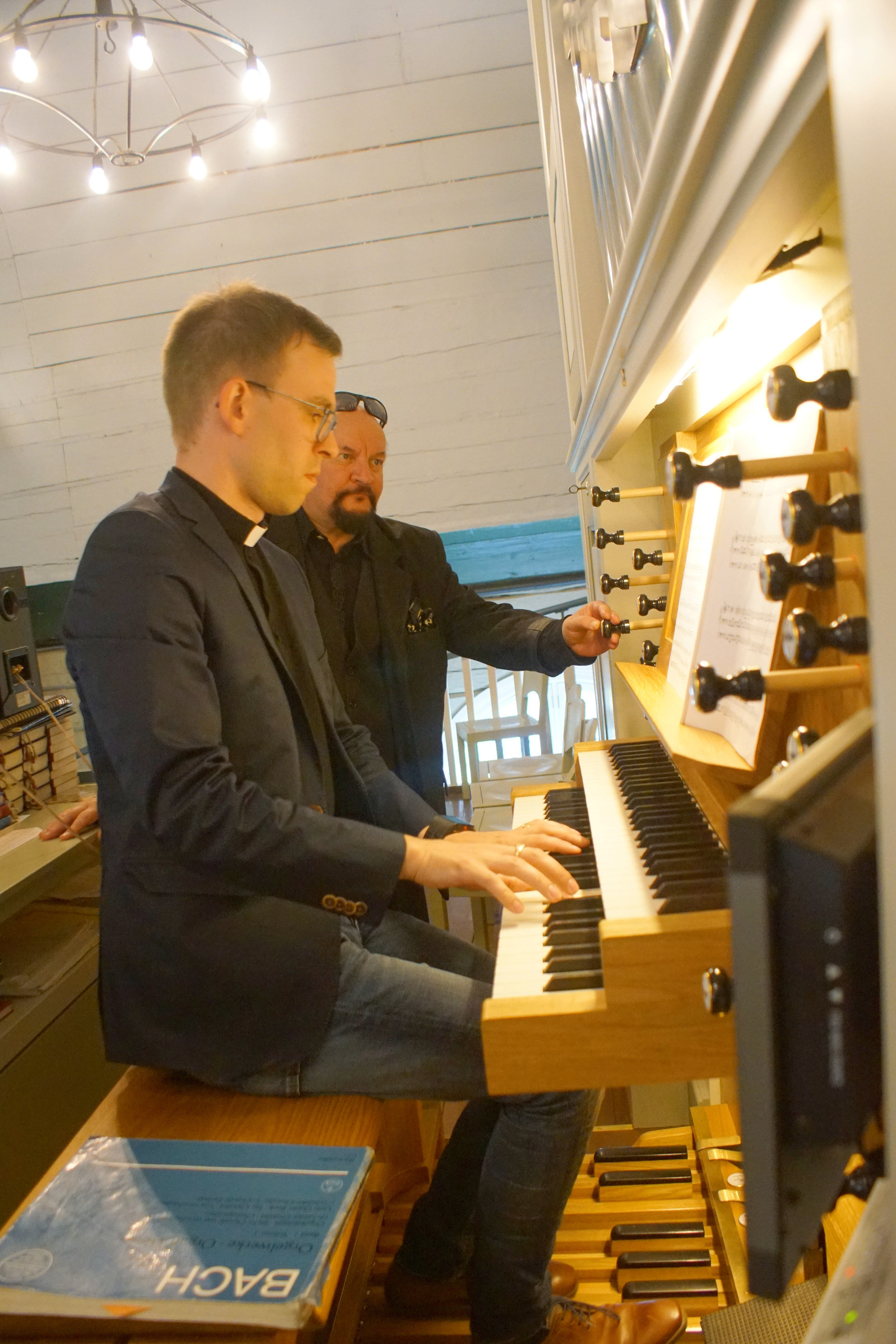 Viikko sitten Kalevi Kiviniemi (takana) konsertoi Belgradissa. Yhtä hienoa on soittaa hyvälle yleisölle kaikkialla, hän sanoo.
