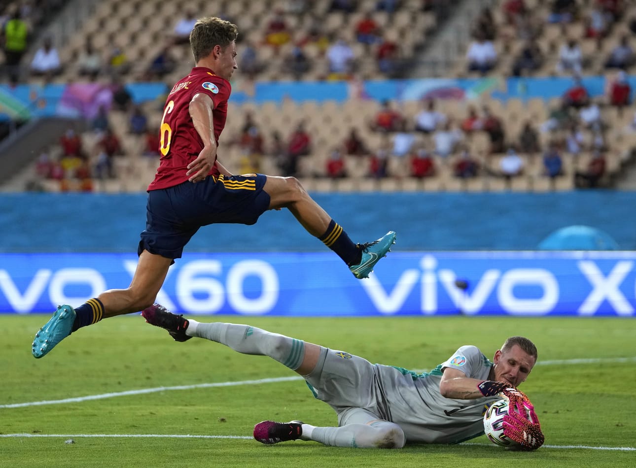 Ruotsin taistelua johti huimilla torjunnoillaan maalivahti Robin Olsen, joka tässä nappaa pallon ennen Espanjan Marcos Llorentea.