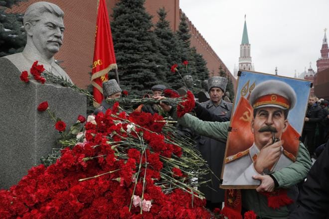 Kommunistisen puolueen kannattajat laskivat kukkia Stalinin haudalle Punaisella torilla Moskovassa viime joulukuussa. KUVA: SERGEI ILNITSKY/EPA