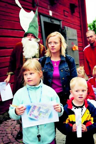 Mistä löytyy seuraava vihje? Sofia ja Veikka Herrala kävivät perjantaina Aittatorilla ratkaisemassa Aito-tontun arvoituksen. Piippalakki itse antoi aina vähän lisävihjeitä, jos tehtävään ei meinannut löytyä vastausta. Mukana suunnistamassa oli äiti Elina Herrala.