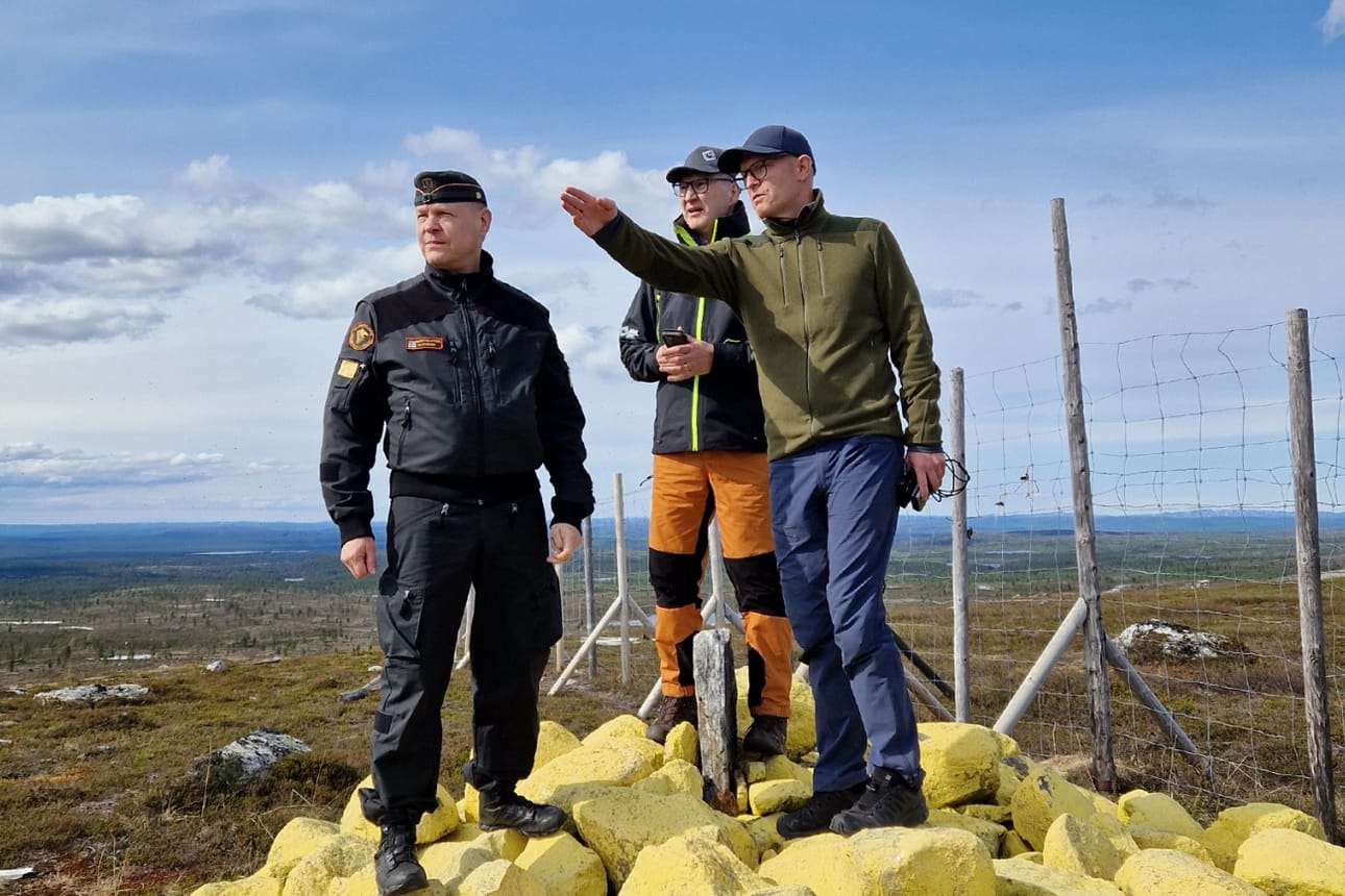 Prikaatikenraali Mika Rytkönen Rajavartiolaitokselta (vas.), pääjohtaja Pasi Patrikainen Maanmittauslaitokselta ja pääjohtaja Johnny Welle Norjan Kartverketiltä tekevät tarkastusta rajapyykillä numero 353.