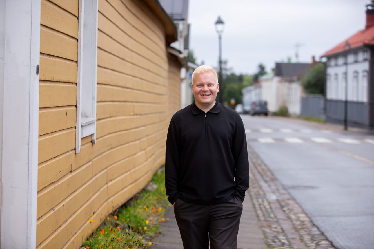 – Vanhemmat saavat valvoa lapsensa somen käyttöä ankarastikin. Jos somekäytös ei ole sopivaa, puhelinta jäähylle, aikarajoitteita tai sovellukset jäähylle, Henri Ylikulju sanoo.