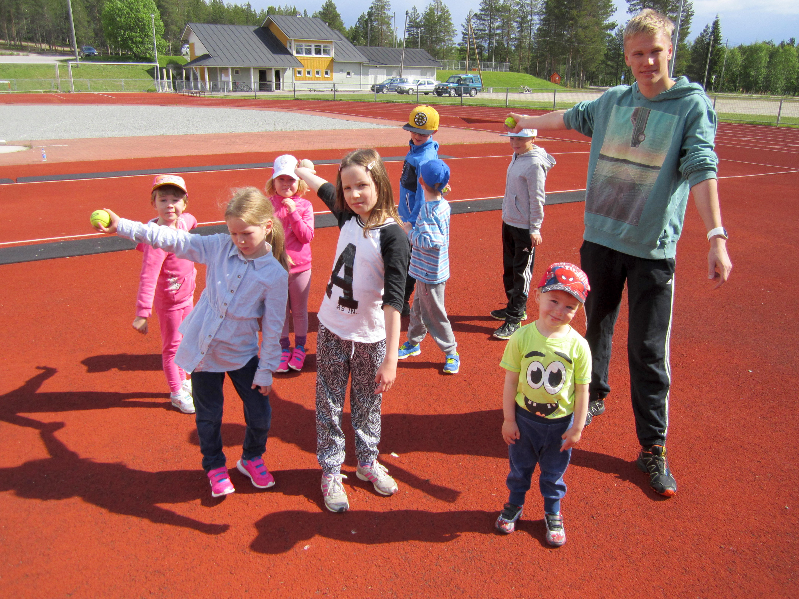 Tavoitteena on, että kerhoon osallistuvat voivat tutustua eri lajeihin. Tärkeintä on liikunnan ilo, ohjaaja Eero Vuollet kertoi.