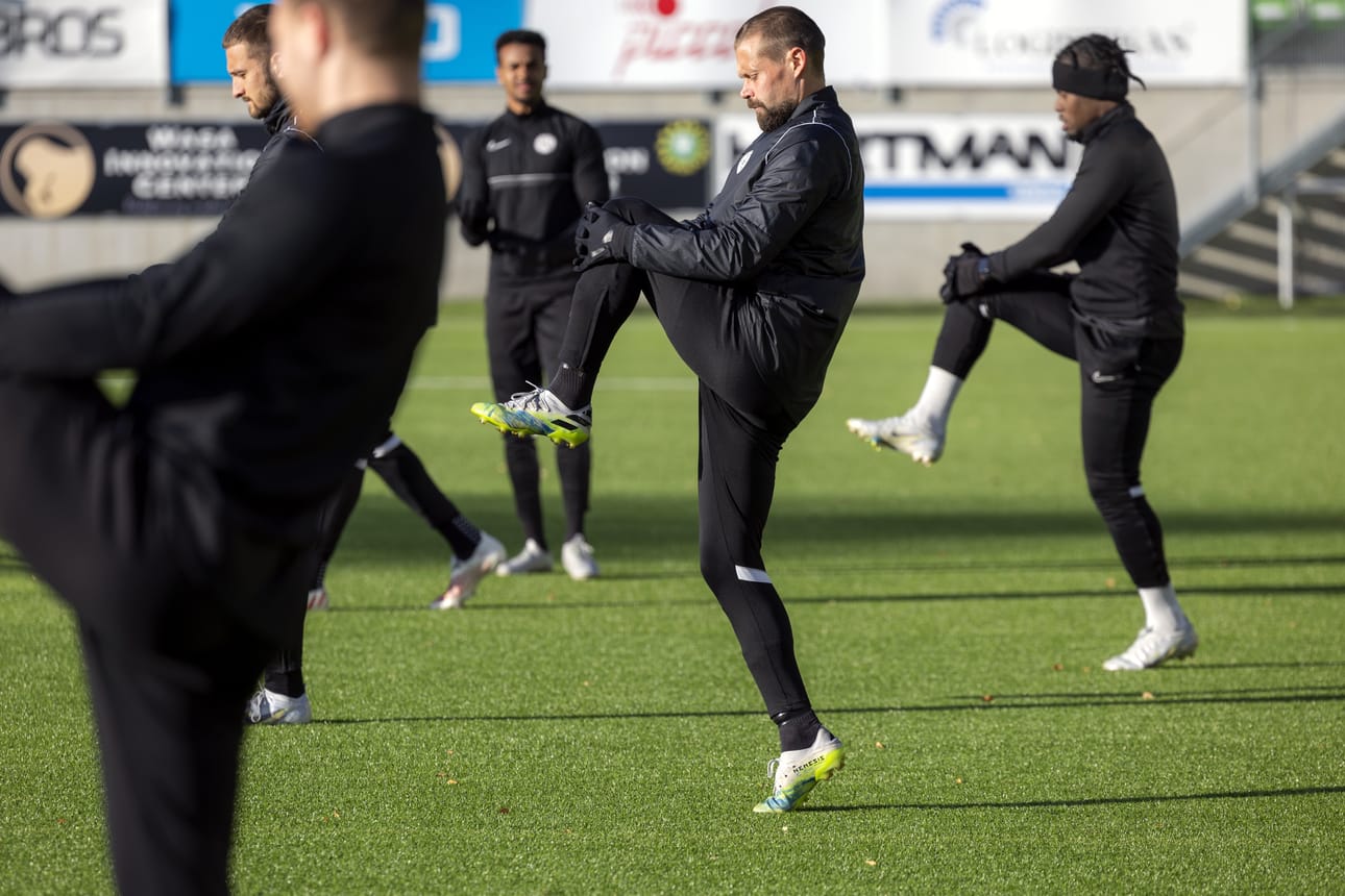 Laitapuolustaja Jesper Engström (kesk.) palasi maanantaina VPS:n harjoituksiin.
