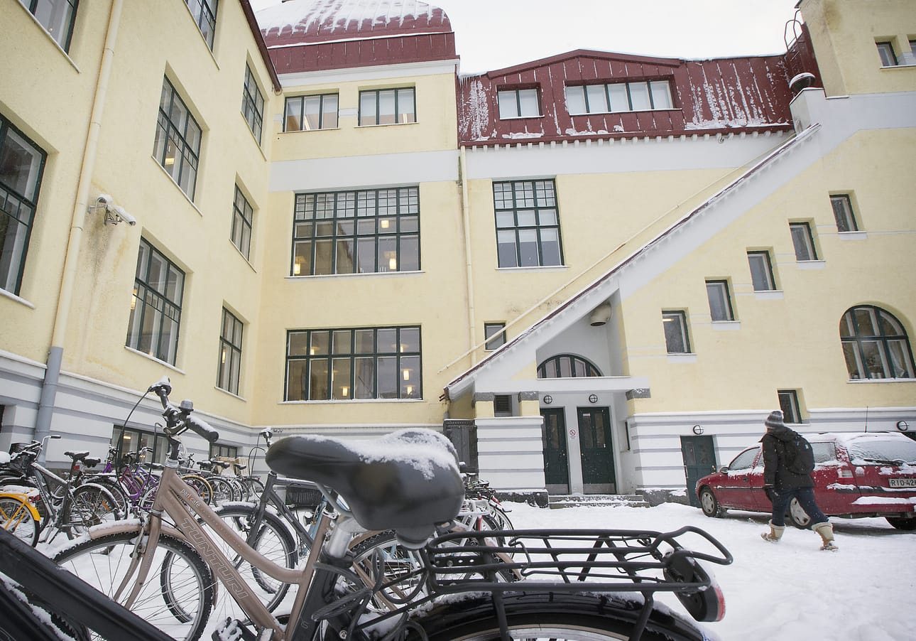 Juha Valtakorpi on pidätetty Oulun suomalaisen yhteiskoulun lukion rehtorin virasta.