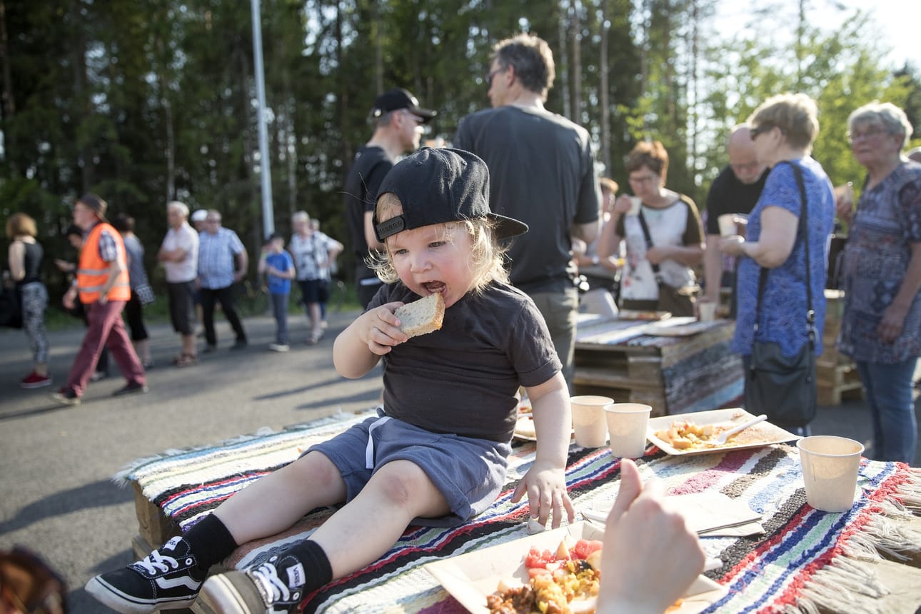 Otto Väyrynen nautiskeli leipää Ruskon Jätteiden Yössä.