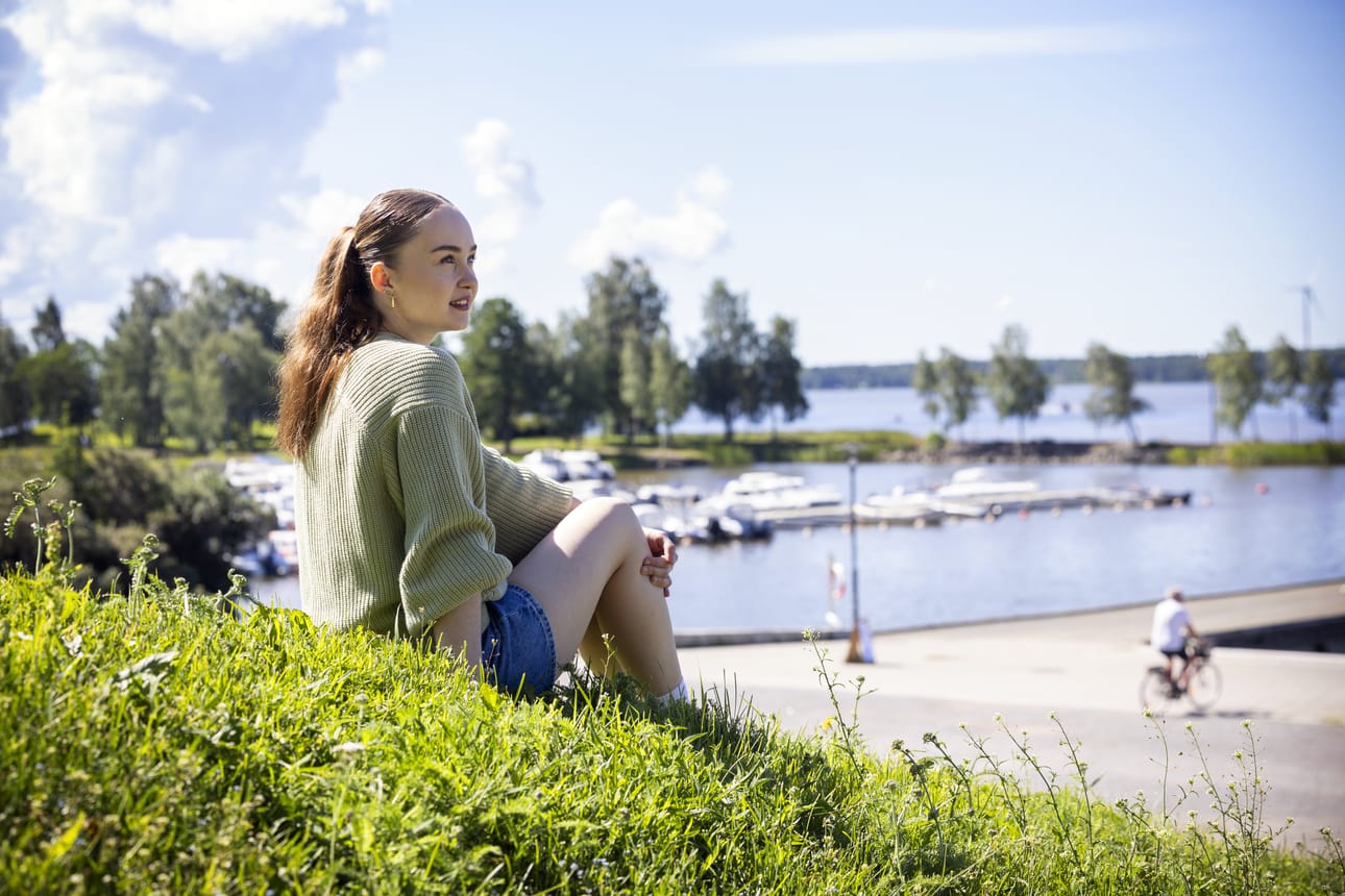 Tänä kesänä Iina-Sofia Aura antaa ajatusten vaeltaa ja mielen levätä.