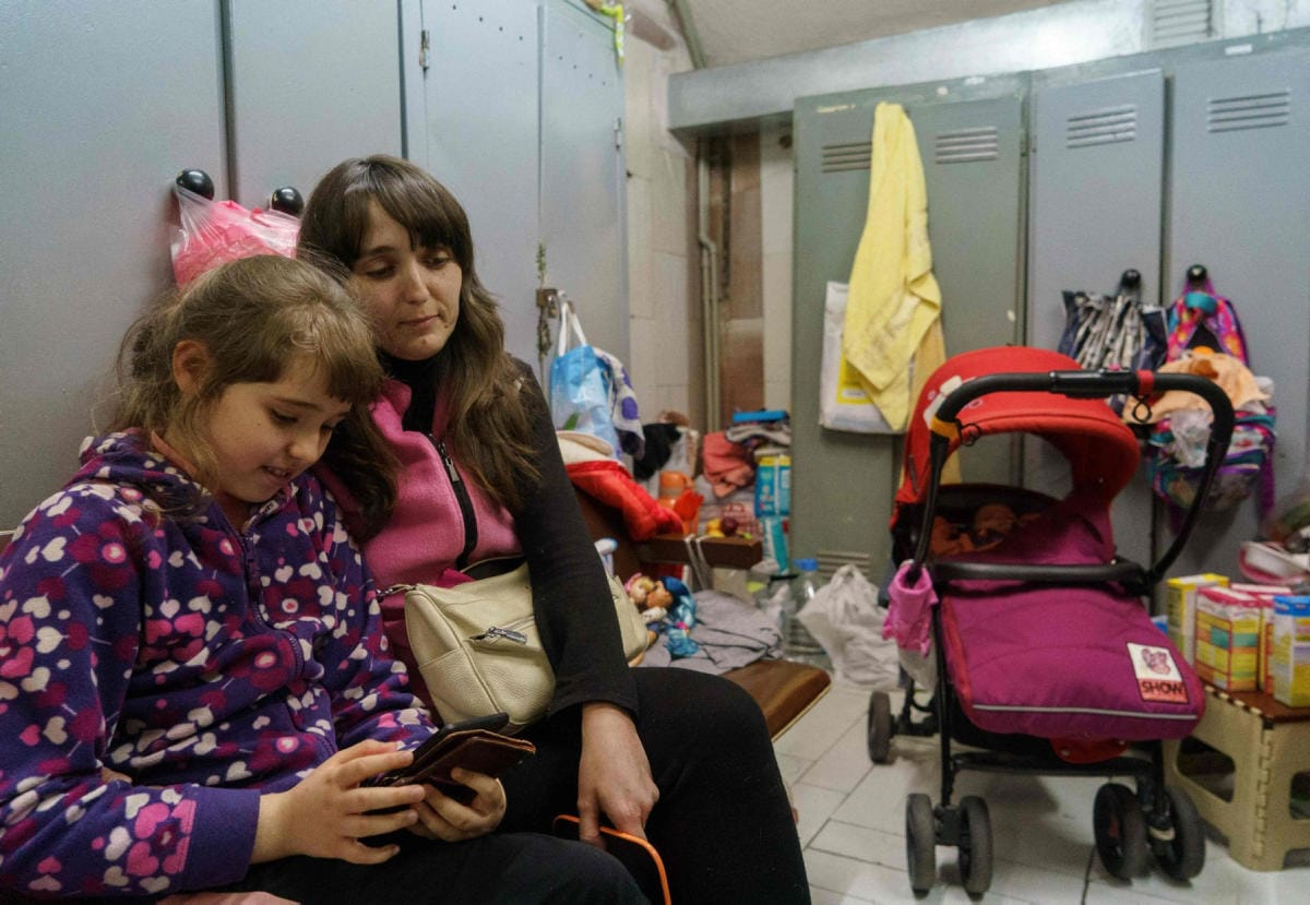 Ukrainan sotaa on paennut ulkomaille jo yli kaksi miljoonaa ihmistä, kertoo YK:n pakolaisjärjestö UNHCR. Kuva Harkovan metroasemalta. LEHTIKUVA / AFP