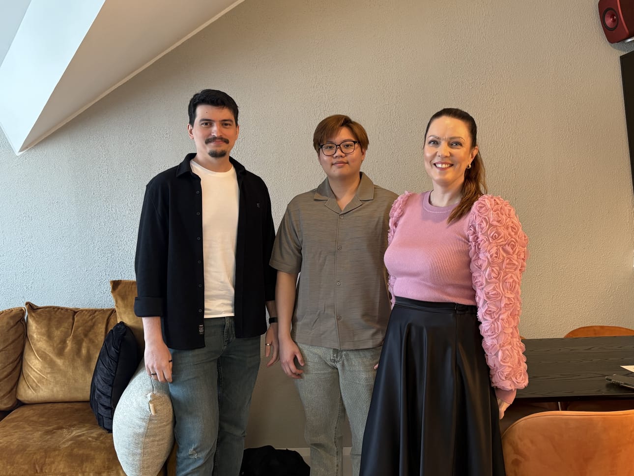 Kansainväliset opiskelijat, Efe Okyar ja Tam Doan, suorittivat työharjoittelun oululaisessa terveysteknologia-alan yrityksessä Near Realissa. Harjoittelijoiden vieressä yrityksen toimitusjohtaja Mari Kärkkäinen.