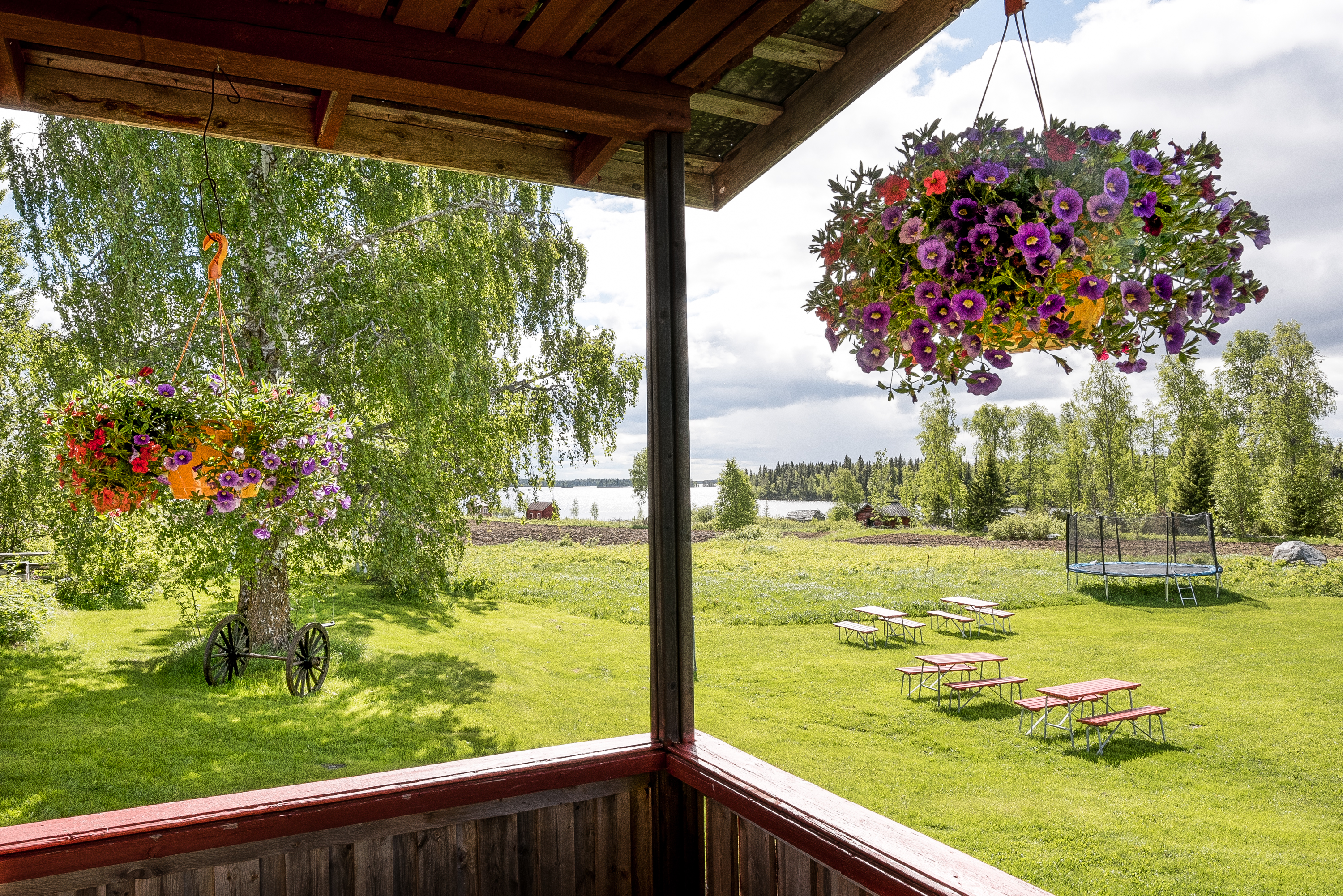 Kahvilan terassilta on hienot näkymät Muojärvelle.