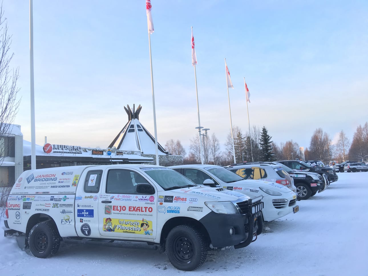 Hotkun pihassa oli keskiviikkoaamuna erikoisen näköisiä autoja.