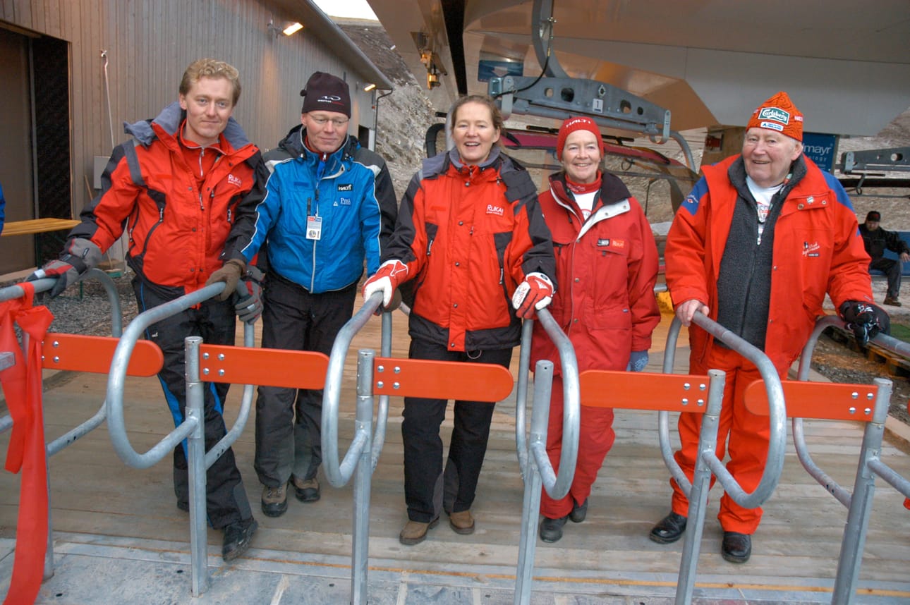 Viisi Ahon perheen jäsentä RukaExpress-hissin avajaisissa vuonna 2005. Vasemmalta Ville Aho, Kari-Jussi Aho, Miia Porkkala sekÃ¤ Eila ja Juhani Aho.
