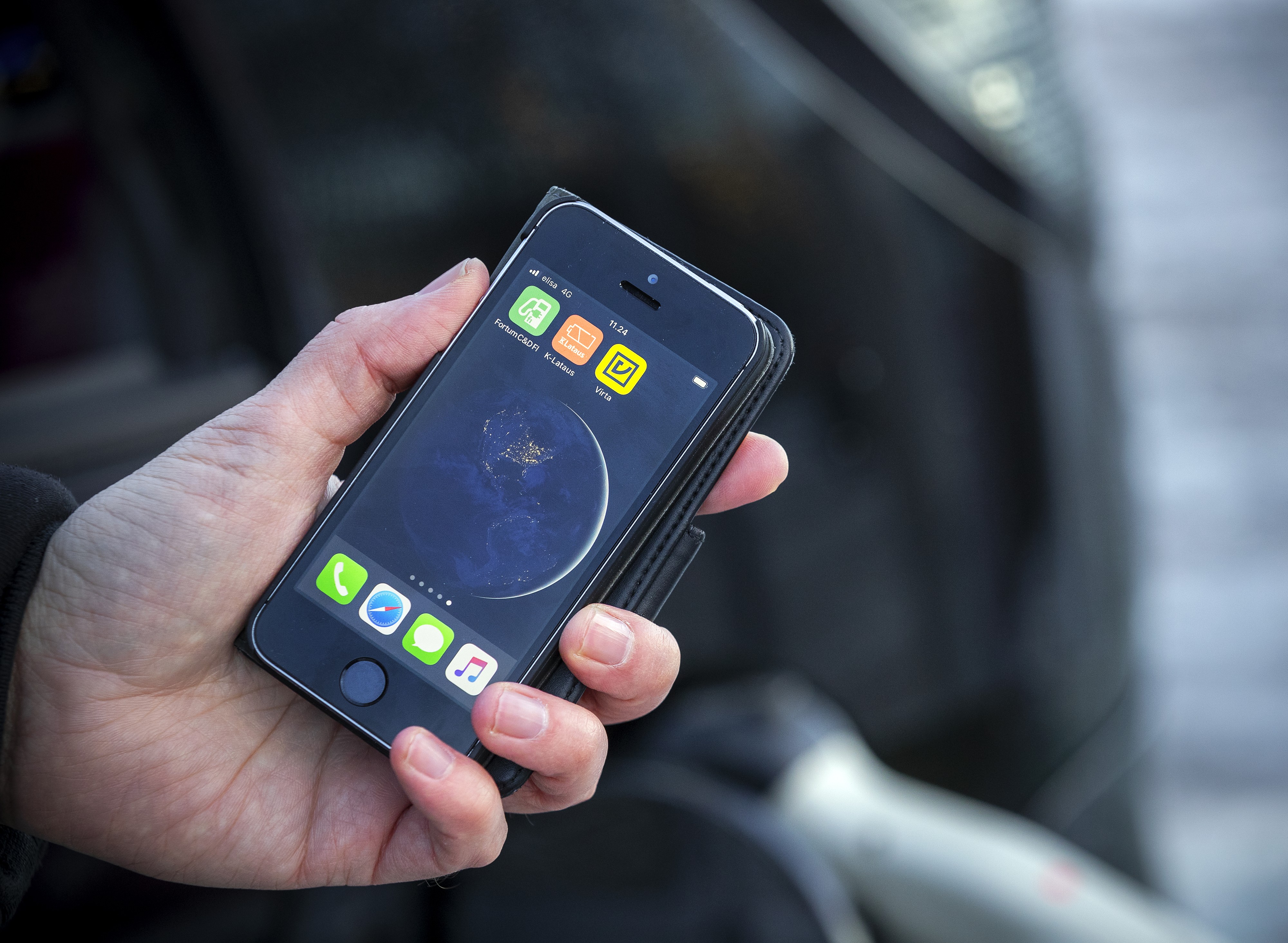 Lataus pitää käynnistää mobiiliohjelmalla, joka riippuu latauspaikasta. Jokaiseen on omansa.