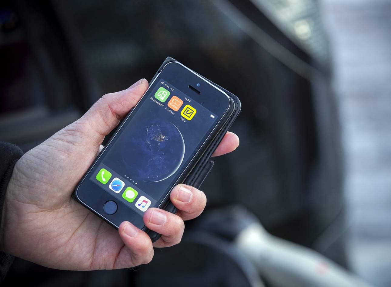 Lataus pitää käynnistää mobiiliohjelmalla, joka riippuu latauspaikasta. Jokaiseen on omansa.