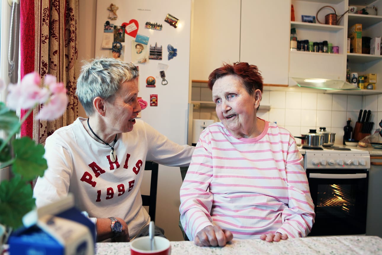 Nina Penttinen on tyytyväinen, että äiti Marja-Leena Penttinen on voinut olla tarvittaessa hoidossa läheisellä Tornion terveyskeskuksen vuodeosastolla. Jatkossa torniolaiset saavat vuodeosastohoitoa naapurikaupunki Kemissä.