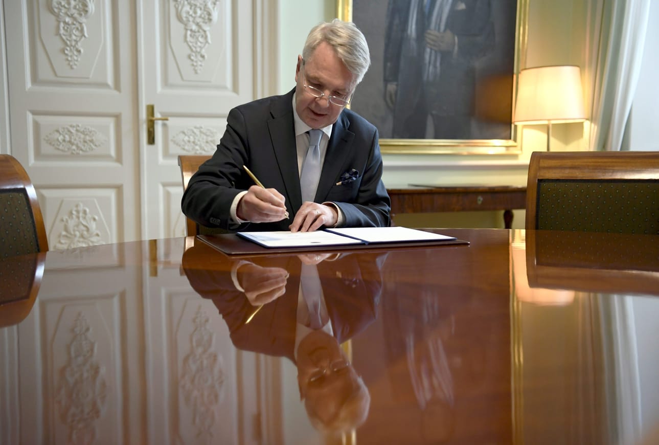 Tasavallan presidentin esittelyn jälkeen ulkoministeri Pekka Haavisto allekirjoitti Pohjois-Atlantin liitolle (Nato) osoitetun kirjeen Suomeen kiinnostuksesta jäsenyysneuvottelujen aloittamiseen.