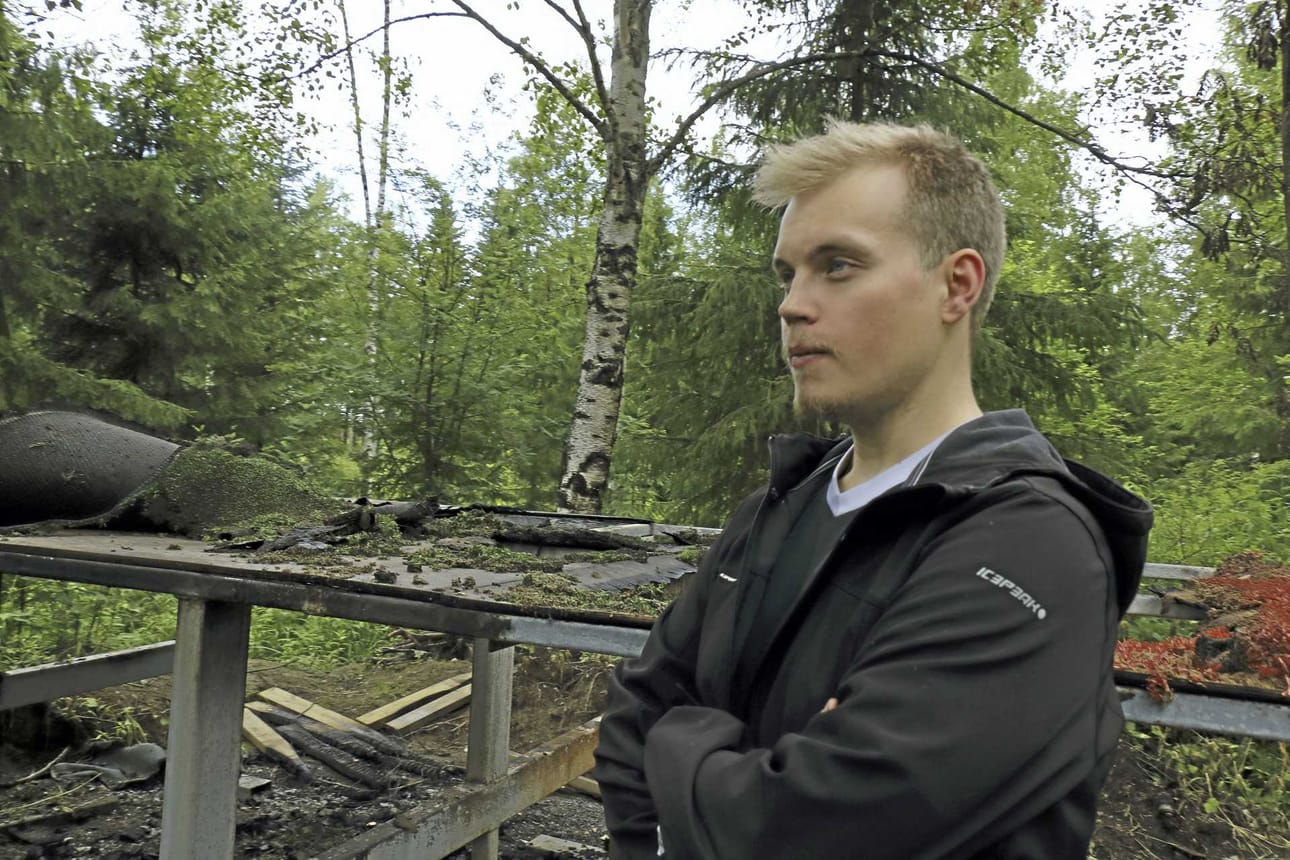Raahen Frisbeegolf ry:n puheenjohtaja Matti Rautiainen harmittelee tihutöitä, joita radalla on tehty. Taustalla näkyy 11. väylän palanut heittopaikka.