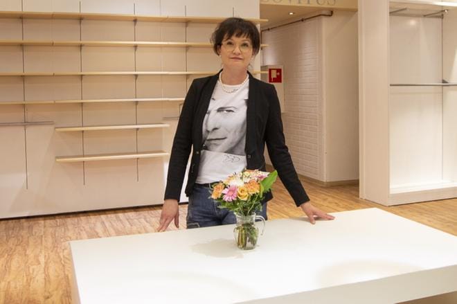Minna Lahtinen-Tastulan mukaan henkilökunta sai pöydällä olevat kukat kiitokseksi asiakkailta. KUVA: NELLI PELTONEN