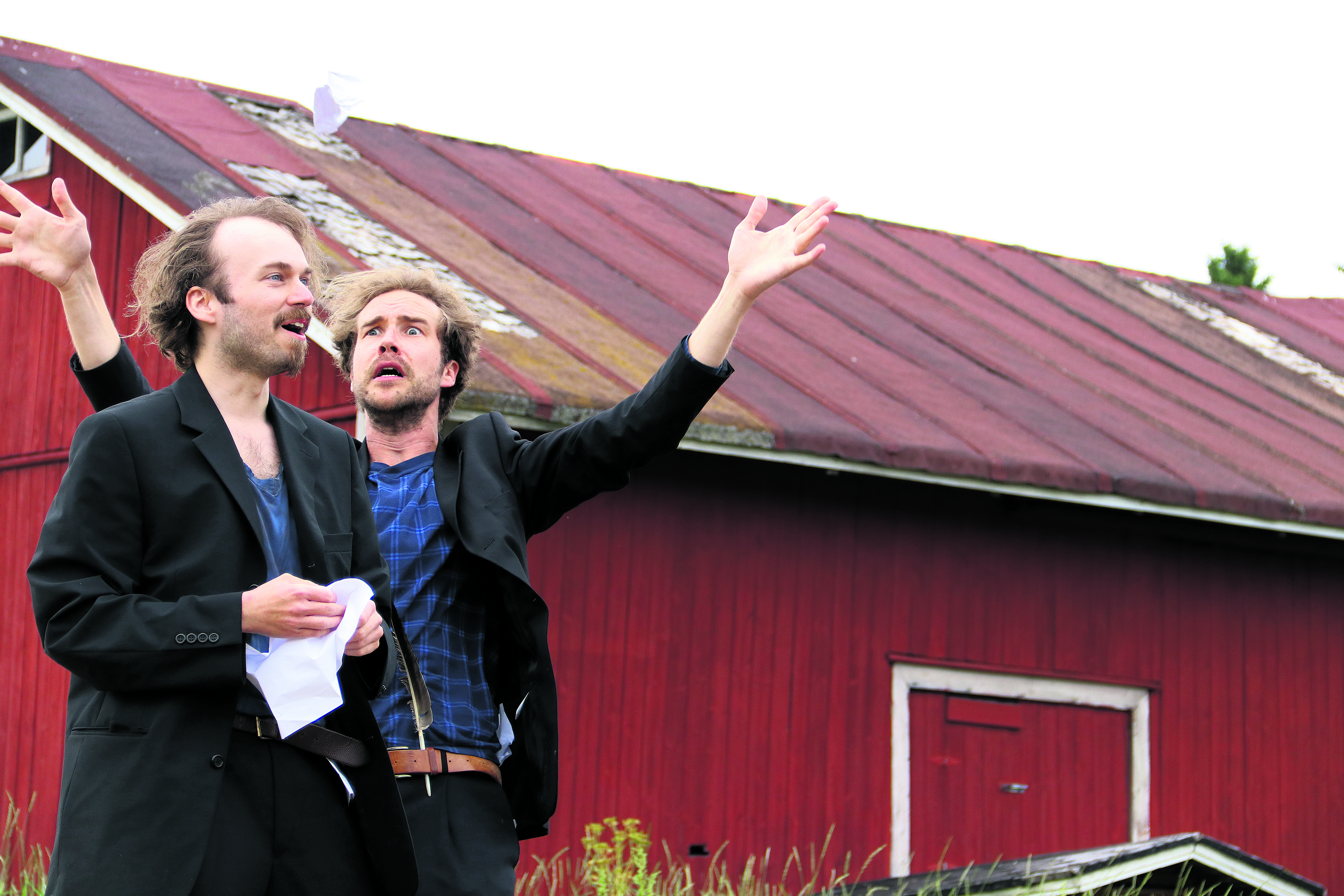 Otava Ensemble marssitti J.L. Suomelan etupihalle Algot Untolan kahtena. Oliko Untolan luomisvoima hulluutta vai neroutta? Sitä jäi yleisö miettimään esityksen päätyttyä. Kuvassa näyttelijät Tomi Alatalo ja Joni Seppälä.