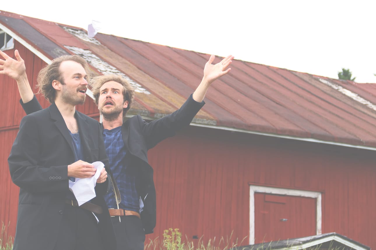 Otava Ensemble marssitti J.L. Suomelan etupihalle Algot Untolan kahtena. Oliko Untolan luomisvoima hulluutta vai neroutta? Sitä jäi yleisö miettimään esityksen päätyttyä. Kuvassa näyttelijät Tomi Alatalo ja Joni Seppälä.
