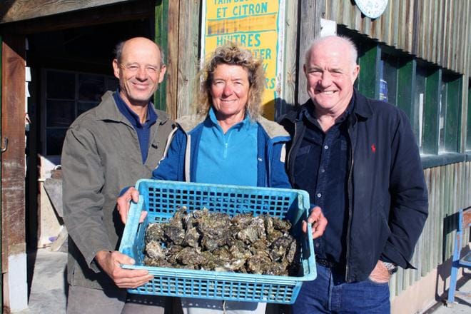 Rick Stein herkuttelee ohjelmassaan toreilla, bistroissa ja kahviloissa ympäri Eurooppaa. Kuvassa Steinin seurassa Arcachonin osterinpyytäjiä, joilla on tuoreeltaan merestä nostettu äyriäislasti käsissään. KUVA: Arezoo Farahzad