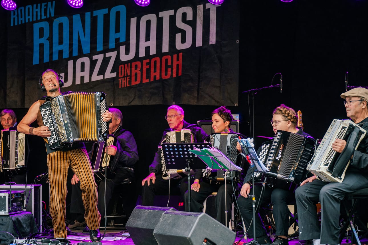 Antaumuksellinen Kimmo Pohjonen antoi palaa ja sytytti sekä harmonikkakerholaiset että yleisön.
