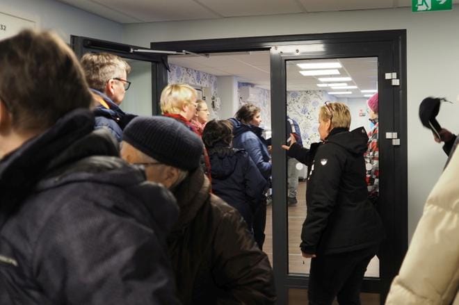 Kauhavan entisen kaupungintalon paikalle rakennettu Villa Pukkilanhovi kiinnosti avajaispäivänä väkeä jopa tungokseen asti.
