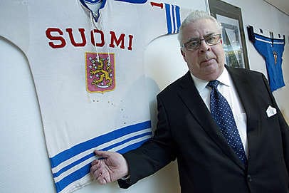 Kummolan aition seinällä roikkuu Heino Pullin pelipaita Suomen ensimmäisistä MM-kisoista vuodelta 1965.