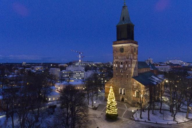 Joulurauha julistettiin Suomen Turusta puoliltapäivin. Kuva joulukuun alusta, jolloin Turkukin sai hetkeksi ohuen lumipeitteen. KUVA: Lännen Media