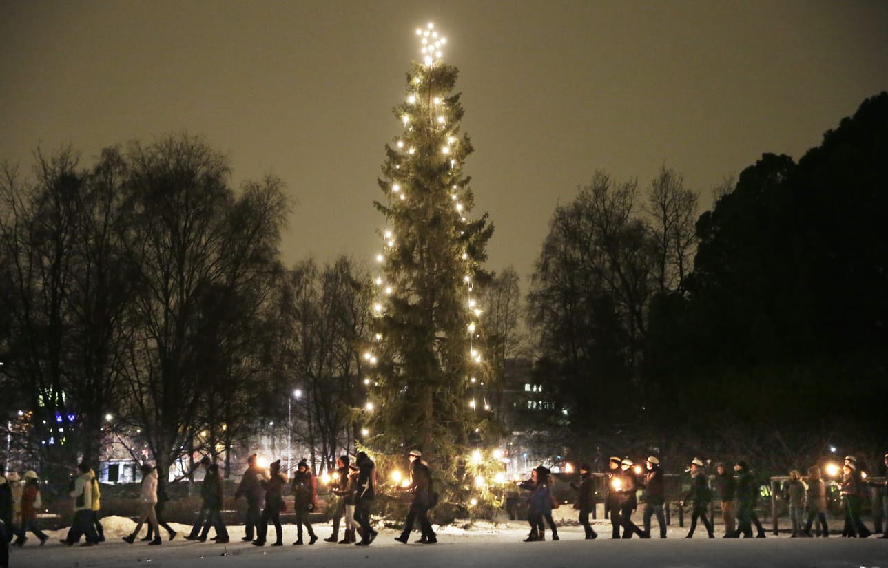 Oulun yliopiston ylioppilaskunnan järjestämään perinteiseen itsenäisyyspäivän soihtukulkueeseen oli suuri määrä halukkaita osallistujia.
