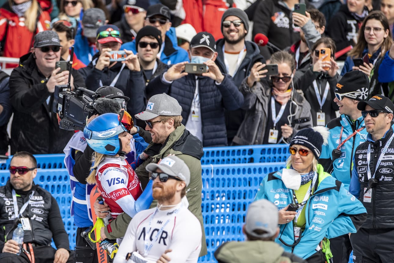 Mikaela Shiffrinin ensimmäisiä onnittelijoita Courchevelissa oli norjalainen poikaystävä Aleksander Aamodt Kilde.