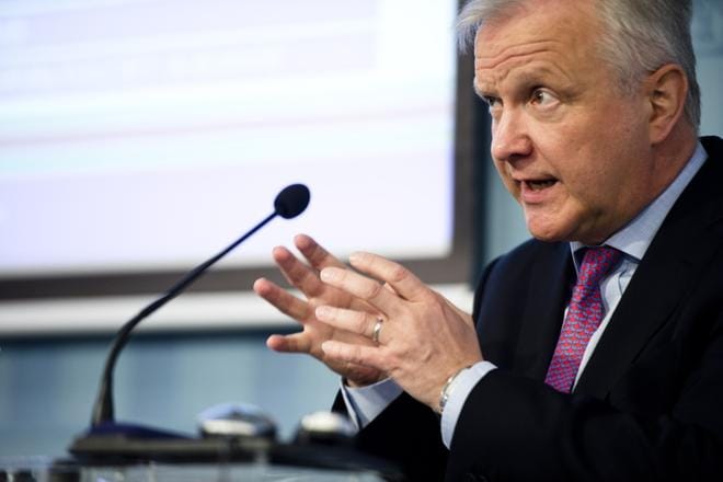 Entinen elinkeinoministeri Olli Rehn (kesk.) vaati alkuvuonna 2016 Energiavirastolta selvitystä sähkönsiirtoyhtiöiden korotuksista. Arkistokuva huhtikuulta 2016. KUVA: Joel Maisalmi / arkisto
