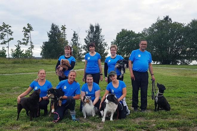 Vaasan Agility-seuran jäsenet kertovat lajissa viehättävän, että siinä voi menestyä, kuka tahansa ikään, sukupuoleen tai ammattiin katsomatta. Treeneissä he sanovat puhuvansa vain koirista . Kuvat: Josefiina Vanhanen