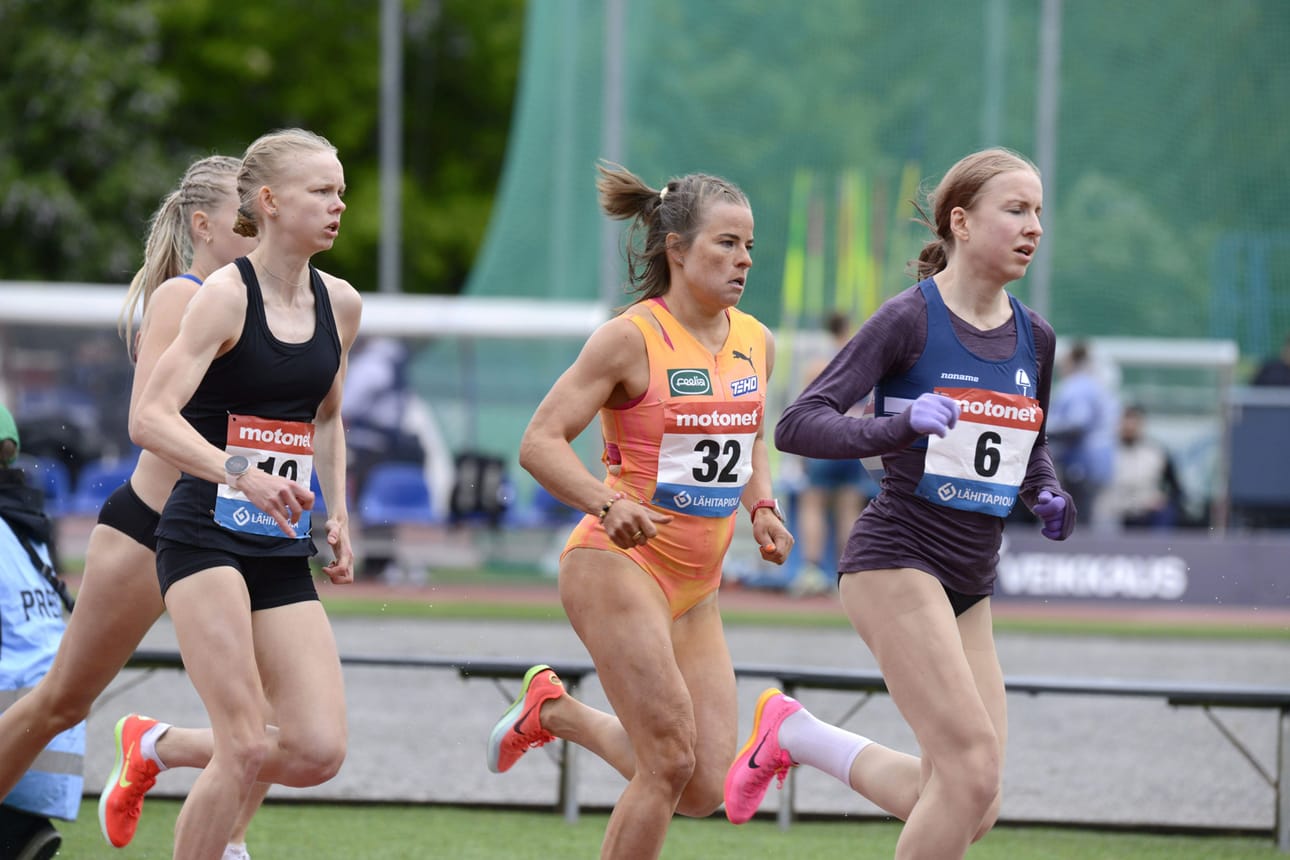 Krista Pärmäkoski (numero 32) juoksi alle 10 minuuttia Kuortane Gamesissa 3 000 metrin matkalla.