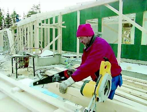 Asuntorakentamisessa ei lamaa. Asuinrakentamisen uskotaan vilkastuvan Pohjois-Pohjanmaalla etenkin Oulun ulkopuoella. Kirvesmies Reino Kesti sahasi tiistaina runkotolppia rivitalotyömaalla Pattijoella.