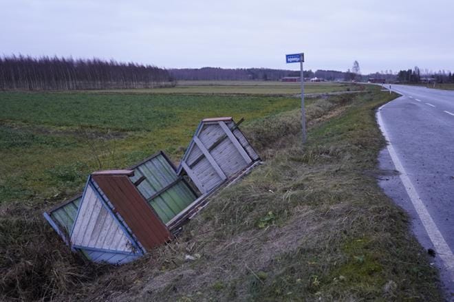 Myrsky kaatoi bussipysäkin kantatie 68:n varrella Lappajärven Itäkylässä 2.11.2020. Lukijan kuva: Santeri Viinamäki