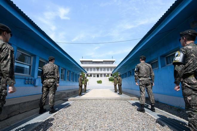 Etelä- ja Pohjois-Korean sotilaat seisoivat vartiossa demilitarisoidulla vyöhykkeellä Panmunjomin kylässä torstaina. Huomenna kylässä pidetään Koreoiden johtajien huippukokous.