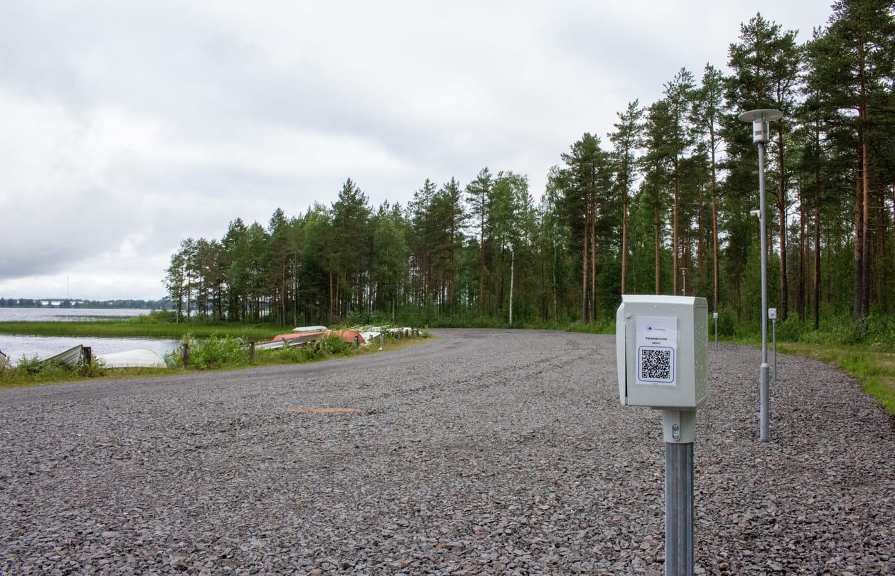 Matkailuparkissa on sähkötolpat, joiden käytöstä tulee maksaa Mobilepaylla.