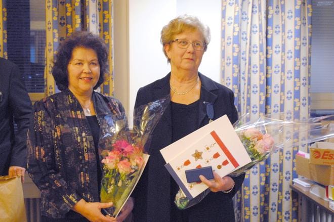 Valtuuston kokouksen aluksi jaettiin kaksi itsenäisyyspäivän kunniamerkkiä. Sellaisen saivat valtuutettu Pirkko Koiramäki ja viime keväänä eläkkeelle jäänyt pääkirjanpitäjä Helena Rinta-Hiiro. Koiramäki on ollut valtuustossa ja hoitanut muita luottamustoimia vuodesta 1997 saakka. Rinta-Hiiron työura kaupungilla kesti 40 vuotta. KUVA:EEVA-LIISA KULJU