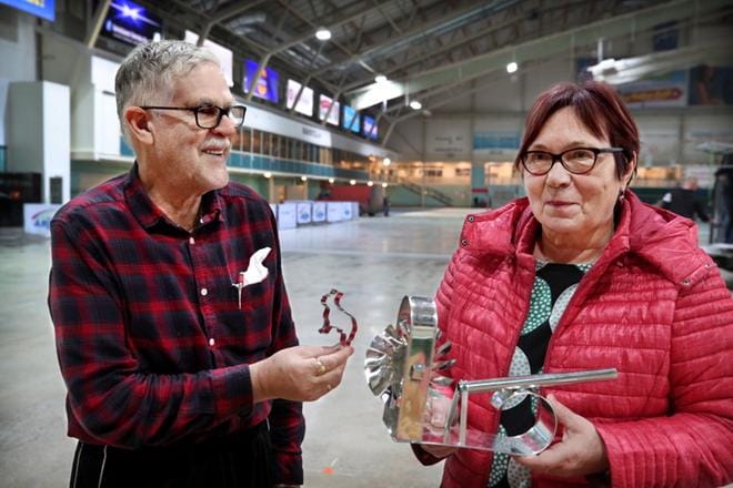 Pläkkyrimestari Pentti Tuominen pitelee ”Lennu-muottia”. Soili Tuomisella taas on käsissään perinteinen lasten lelu fyrry, eli hyrrä. KUVA: JOUKO HÄNNINEN
