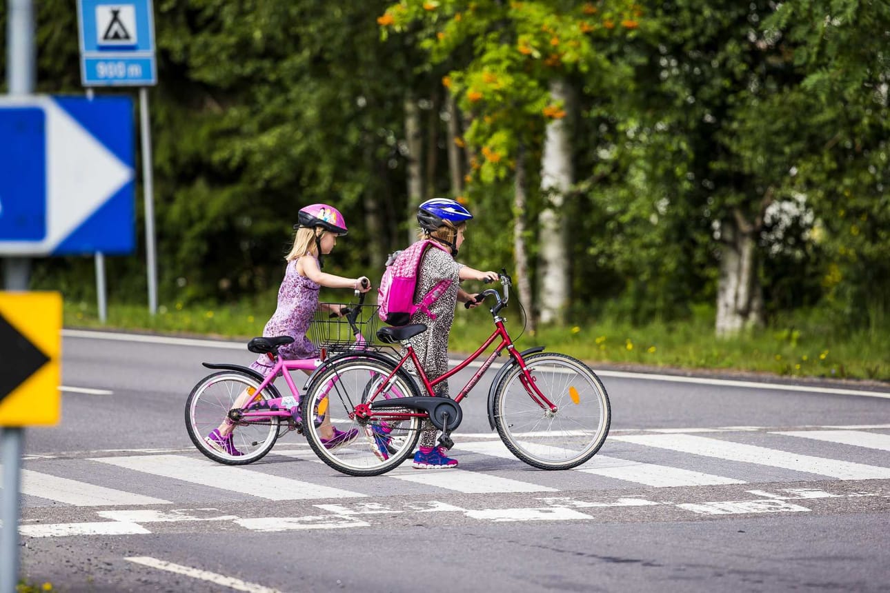 Poliisi haluaa turvata pienten ja isojen koululaisten koulutien. Liikennevalvonta keskistetään koulujen läheisyyteen viikon ajaksi.