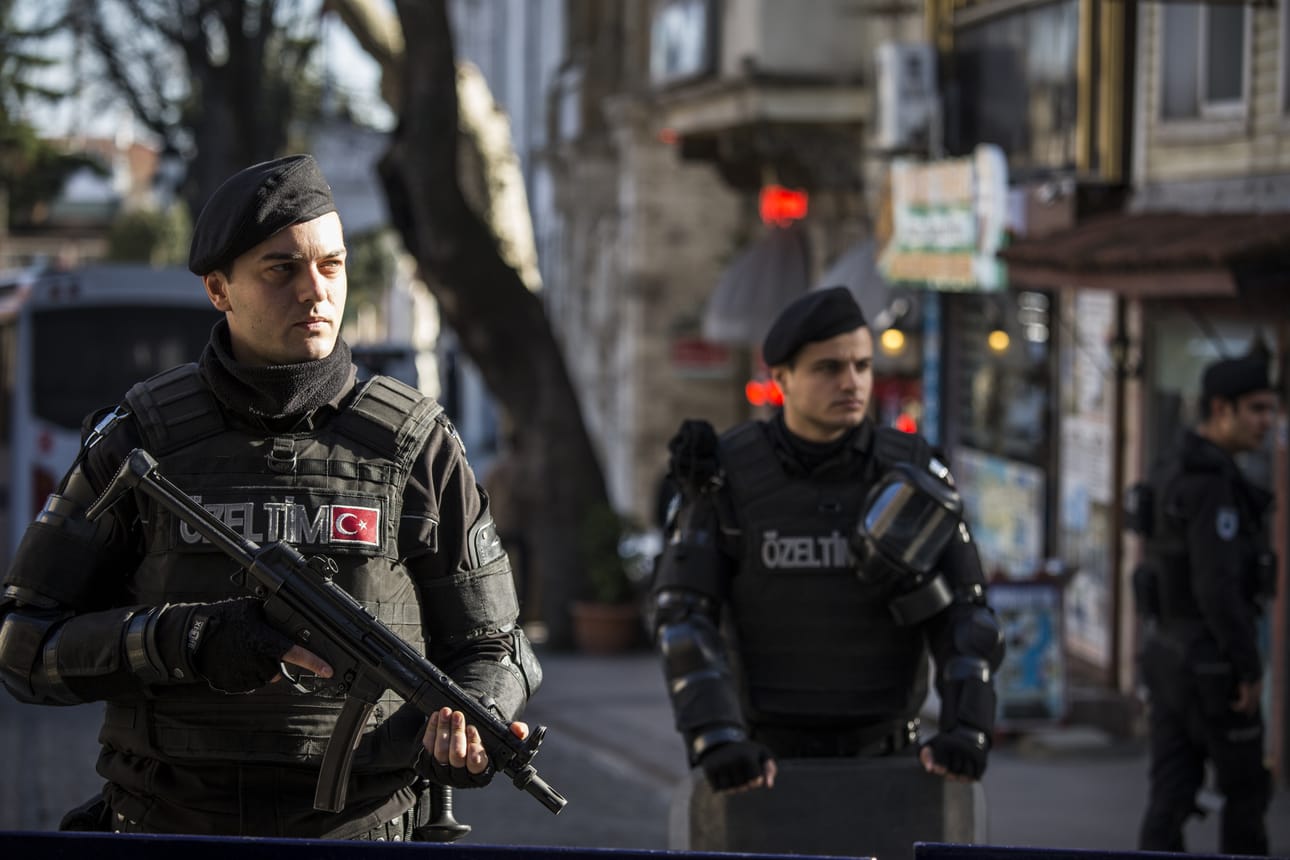 Turkin poliisi partioi Sultanahmet-aukiolla, jossa tehtiin tiistaina itsemurhaisku.