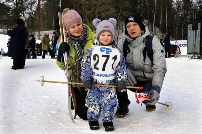 Anne Kalakoski ja Joni Viitamäki toivat tyttärensä Aanan Kuperkeikkahiihtoihin ensimmäistä kertaa. Kuvat Sanna Keisala ja Virpi Kupiainen-Ämmälä