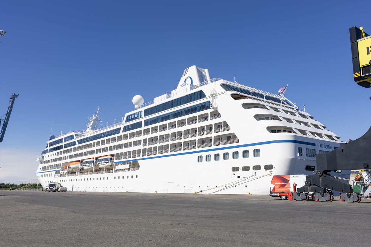 Risteilyalus Ocenian Insignia poikkesi Oulun satamaan. Liki 600 amerikkalaista turistia laivasta pääsi käymään busseilla eri kohteissa Oulun seudulla. Alus tuli Helsingistä Ahvenmaan kautta Ouluun, josta se jatkoi Kemiin ja sieltä Ruotsin rannikkoa Kööpenhaminaan saakka.