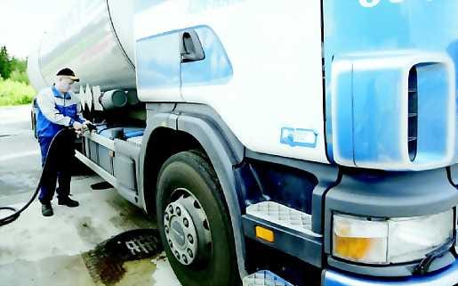 Kuluttaja maksaa. Dieselpumpuilla EU-komission hankkima veroharmonisointi näkynee välittömästi päätöksen jälkeen. Ammattikuljettajattulevat siirtämään korotuksen nopeasti asiakkailleen. Kai Lempinen tankkasi keskiviikkona kuljetusliike ADR-Haanpää Oy:n säiliöautoon vielä vanhalla mallilla verotettua dieseliä.