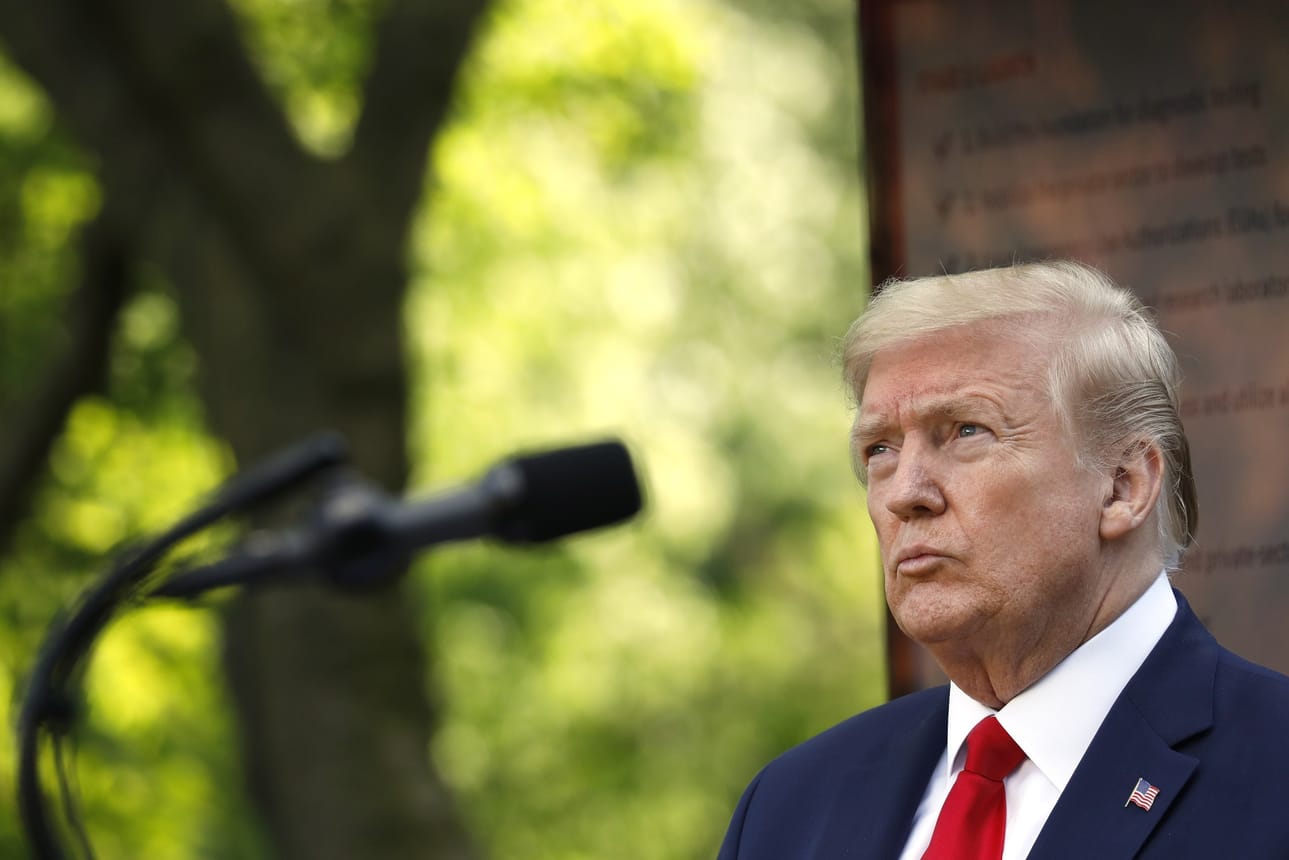 Donald Trump sanoi, että lääkealan ammattilaiset ovat kritisoineet häntä, kun hän sanoi, että desinfiointiaineen ruiskuttaminen ihmiseen auttaisi covid-19-tautiin.